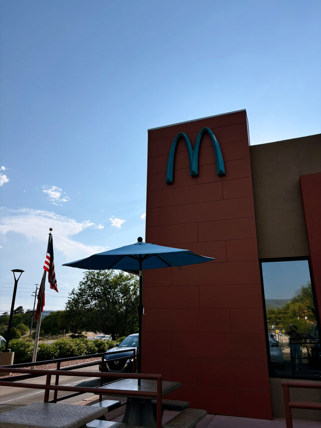 🍟全球唯一!藍色拱門麥當勞|Sedona 必拍特色地標 🍟全球唯一!藍色拱門麥當勞|Sedona 必拍特色地標