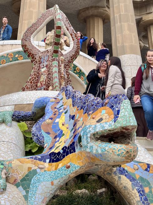 モザイクタイルで覆われたグエル公園トカゲ🦎 | Trip.com バルセロナ
