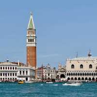 水上威尼斯：浪漫的船之旅 -Venice on Water: A Romantic Boat Journey