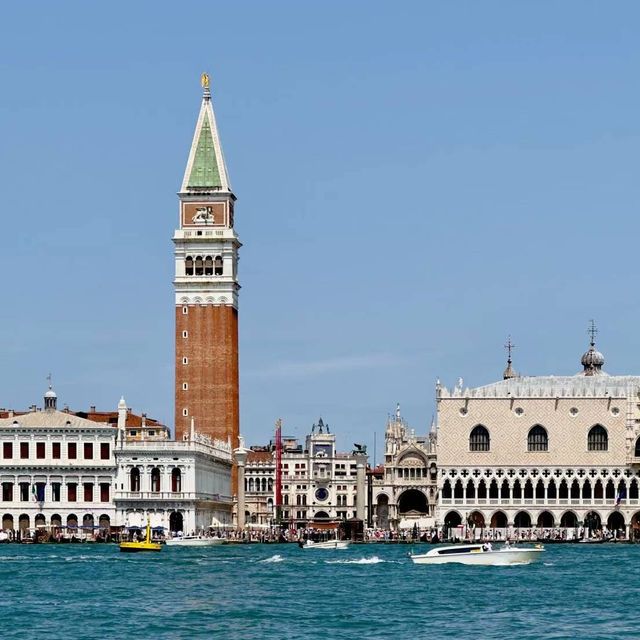 水上威尼斯：浪漫的船之旅 -Venice on Water: A Romantic Boat Journey