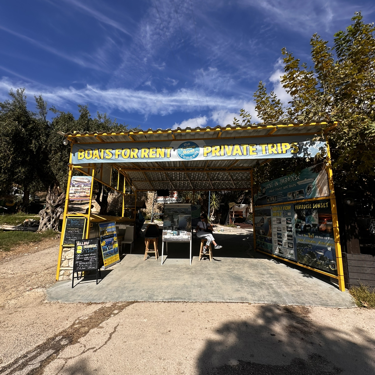 この美しい湾で一日を過ごしましょう! 🇬🇷