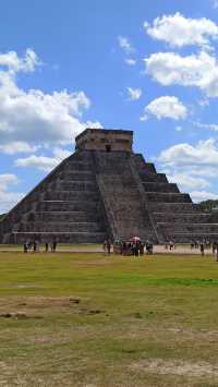 🌅 Early morning at Chichén Itzá – A Wonder of the World in Silence 🏛️✨
