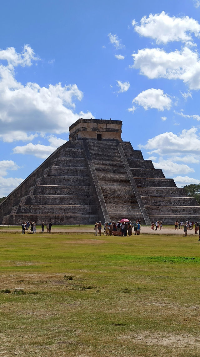 🌅 Early morning at Chichén Itzá – A Wonder of the World in Silence 🏛️✨