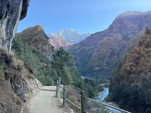 Phakding’s Peaceful Pulse: Gateway to Everest Dreams 🏞️🗻 Phakding’s Peaceful Pulse: Gateway to Everest Dreams 🏞️🗻