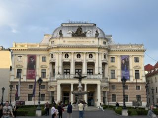 Olomouc 是捷克比較外圍的城市 這還也有天文鐘 中午十二點會有鍾響 然後木偶會動(表演)大概5-6分鐘吧 錄影的人可能會手酸 老城區很多噴泉 每一個都不一樣 也都不遠 建議可以邊走邊看 這是一個步調緩慢的地方 很慢活 