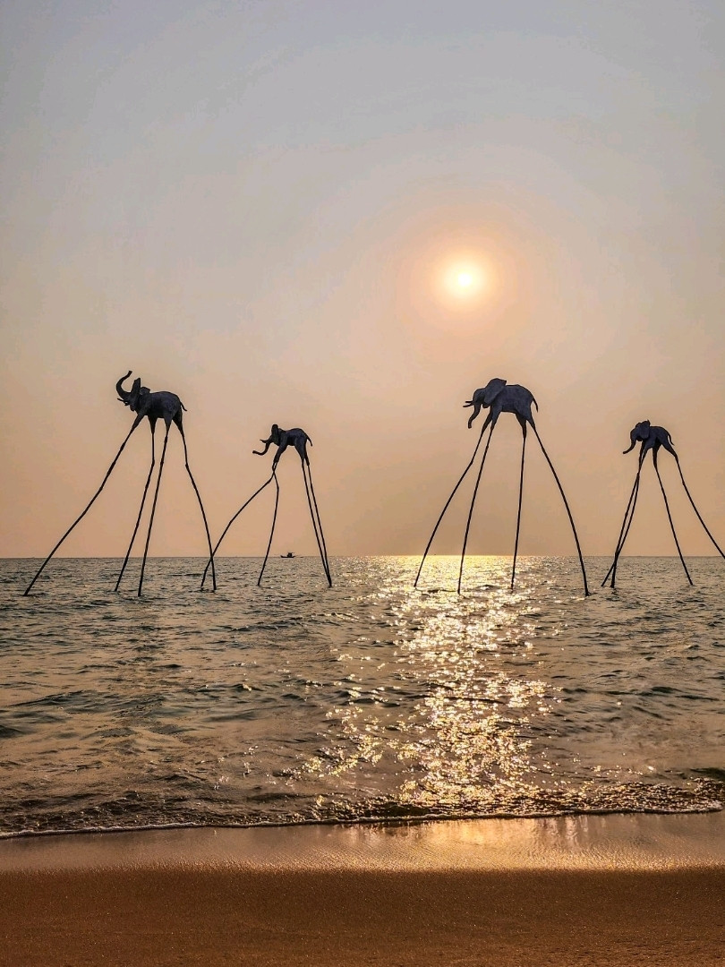 サナトで海のゾウのオブジェを眺め、最高の夕焼けを満喫しよう