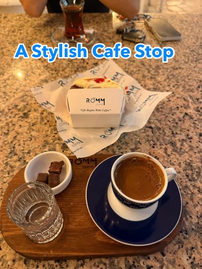 การจับคู่กาแฟตุรกีแบบดั้งเดิมกับโรลราสเบอร์รี่สไตล์นิวยอร์กที่ร้าน Romm Coffee Kalkan