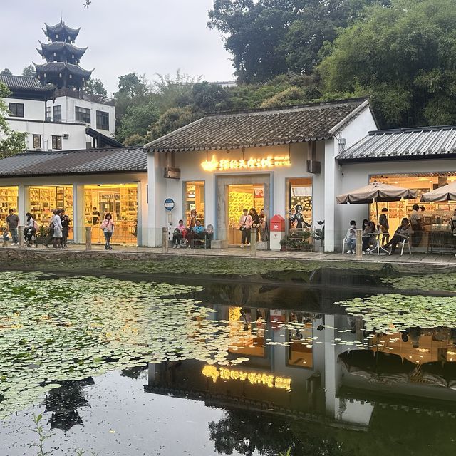 貓的天空之城書店（甘坑客家古鎮內）