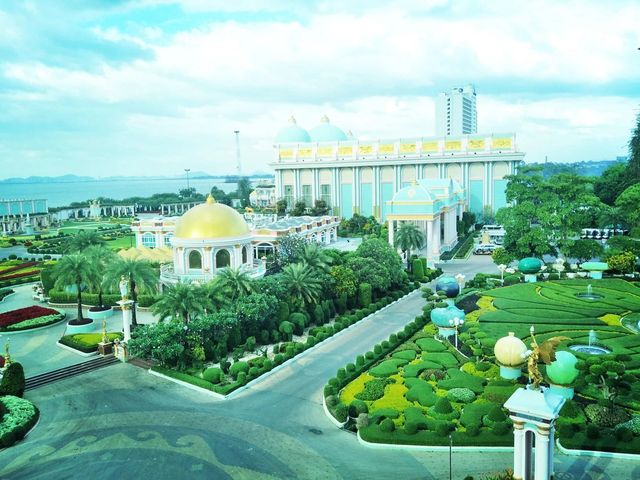 🇹🇭Pattaya, Thailand. A dreamlike luxurious golden house.