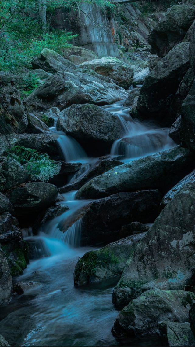 飛流直下三千尺，疑是銀河落九天