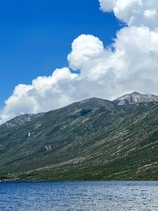 Experience the relaxation of nature's breath at the mysterious natural lake, Mugecuo