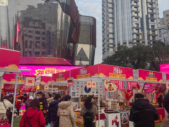 迎新年啦！南京路上的年貨市集熱鬧非凡！