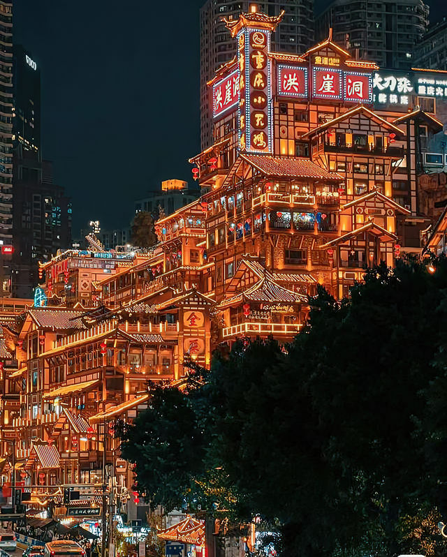探索重慶 漫步山城 觀璀璨夜景 感受都市的喧囂與寧靜