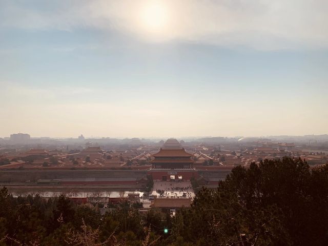 景山公園位於中國北京直轄市西城區北京古城南北中軸線的中心，占地面積23萬平方米，山高43米，周長1015米，為元、明、清三代的皇宮的後苑，它是傳承和發揚中華孝道文化的勝地，也是集旅遊和古建築展示為一體的旅遊景點