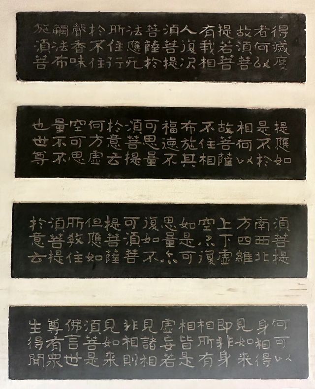 翰園碑林位於開封市龍亭湖風景區，清明上河園旁邊，融山水藝術景觀和古典園林建築藝術為一體，集古今中外詩詞、書畫、碑刻藝術之大成，一定要去!!!