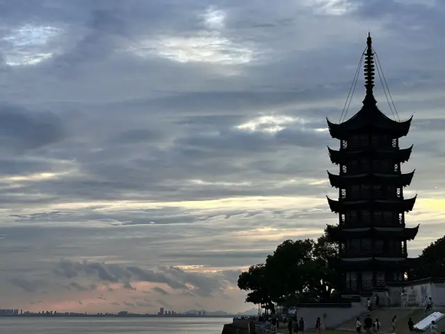 물결을 타는 자는 파도의 꼭대기에 서서, 손에 든 붉은 깃발이 젖지 않는다——하이닝 옌관에서 조수를 구경하다