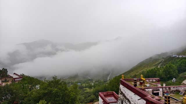 原來拉薩甘丹寺就是傳說中的天空之城！