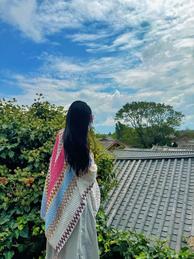 俯瞰麗江古城的觀景大窗在我酒店房間裏…。