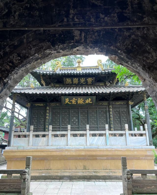 雲南昆明鳴鳳山金殿風景區丨體驗「衝冠一怒為紅顏」的心情。
