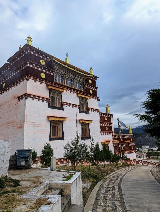 嘎丹桑批羅布岭寺：康巴藏區的佛教藝術殿堂。