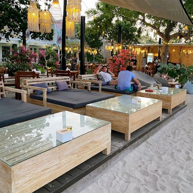 Live music and Beach vibes