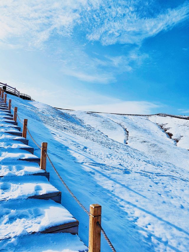 湖泊風光：伊雷木湖，靜謐的湖水映照着雪山的倒影。