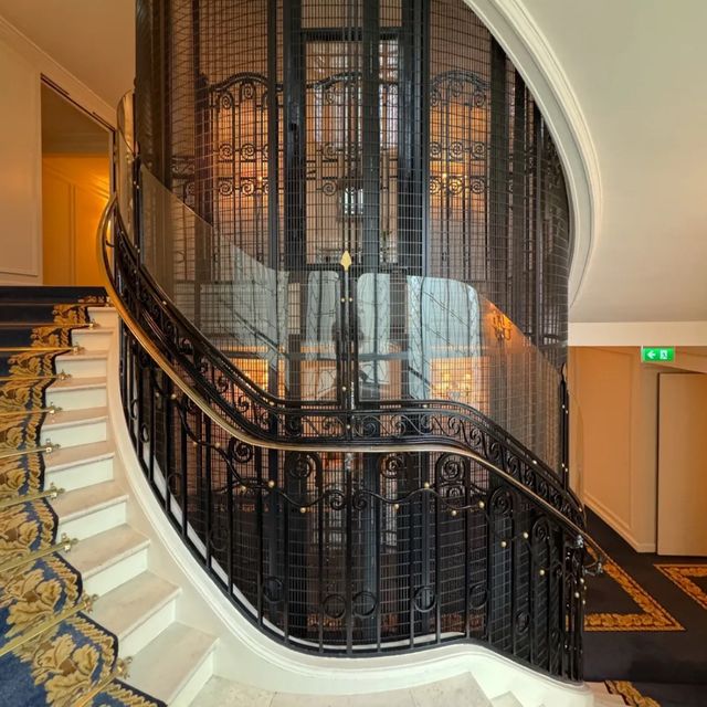 Luxurious hotel in paris 