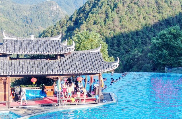 來楓香瑤寨，打卡山頂無邊際泳池