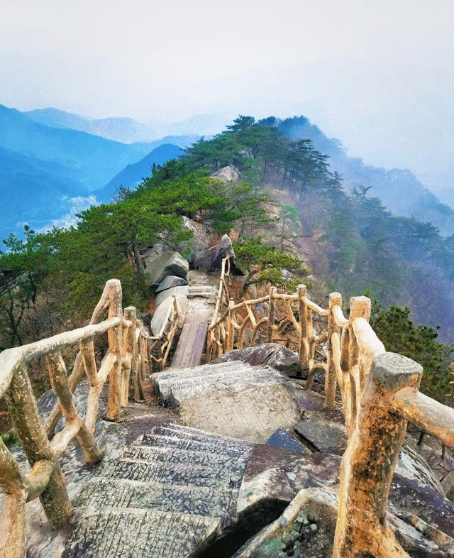刀峰山是夏季旅遊的好地方