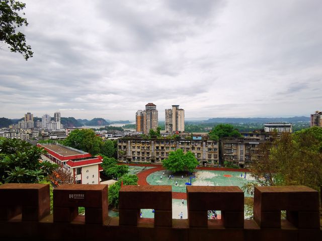 第一次喺雨中漫步樂山城