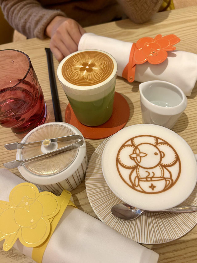 宝子们！大阪竟然藏着超奢华的Lv咖啡☕️，还能直接walk in！就在心斋桥的Lv店里～ 