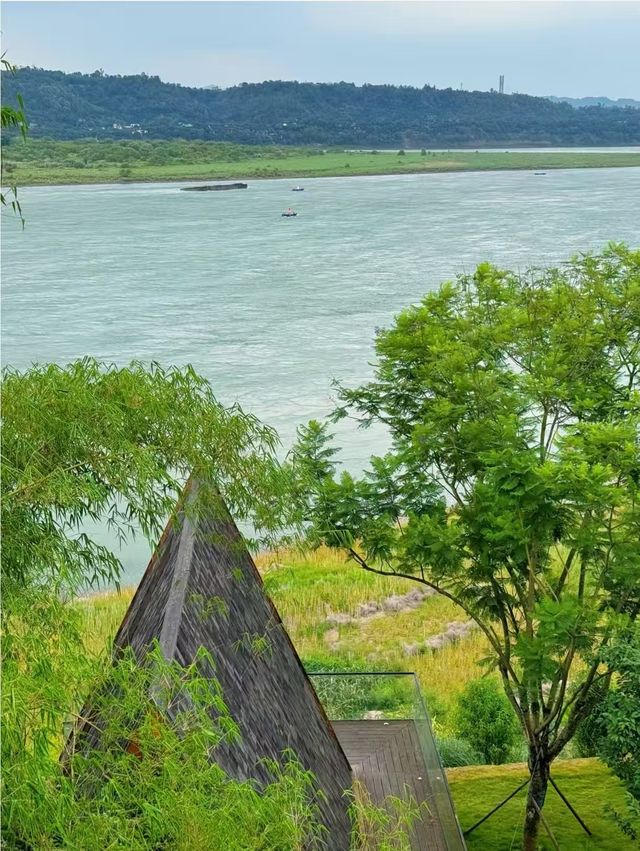 夏天除咗喺瀘州住樹屋，仲要去長江邊玩水！