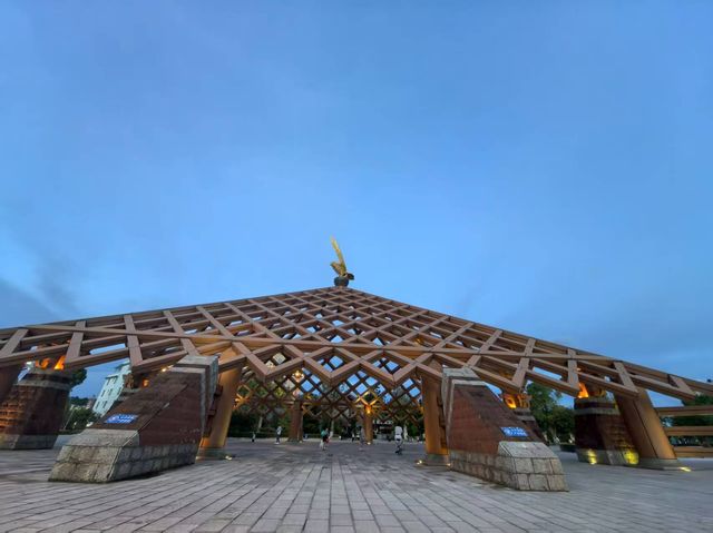 火把狂歡季｜解鎖彝鄉非遺大片  
當熾熱嘅火把點燃七月夜空，當古老嘅彝族歌謠響徹街巷——楚雄，正迎來