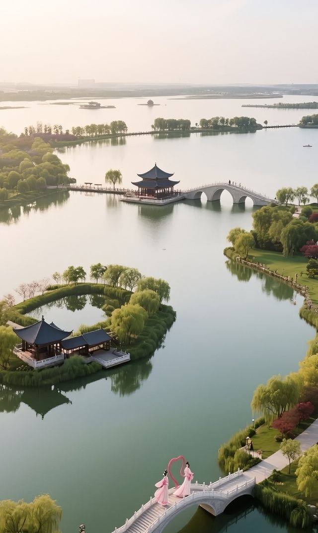 昆明池水漾星辰，漢唐風月浸羅裙