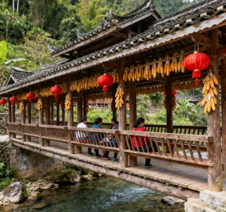 A Mysterious Miao Village Hidden Deep in the Mountains! The Most Complete 2-Day 1-Night Guide to Shuanglonggou "Mengwu Miao Village" 