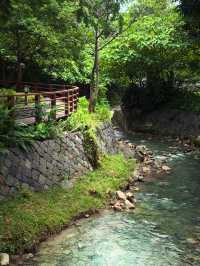 北投溪 - 發源於地熱谷，而地熱谷即位於北投公園上方，中山路底的長條橢圓的山谷爆裂窪地，之後流經北投