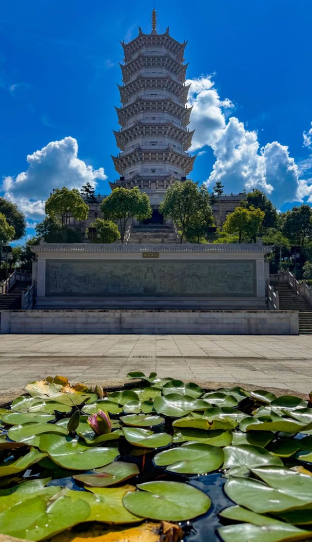 貴陽大興國寺 | 願神佛偏愛，一切從歡！ 大興國寺，一座隱藏在都市繁華背後的古剎，是尋找心靈寧