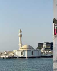 Di Kota Ini, Laut Merah adalah Jiwa yang Bernyanyi 🌊🎶