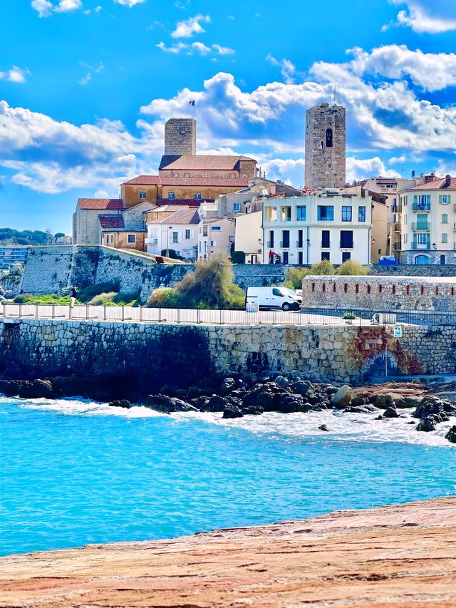 南法必打卡 · 昂蒂布 Antibes 在尼斯與戛納之間,藏著一座被陽光親吻的地中海小城— 南法必打卡 · 昂蒂布 Antibes 在尼斯與戛納之間,藏著一座被陽光親吻的地中海小城—