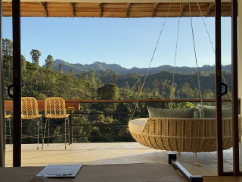 Отель Black Diamond, расположенный на чайной плантации Шри-Ланки, предлагает гостям насладиться потрясающим видом на горы прямо из своего номера!