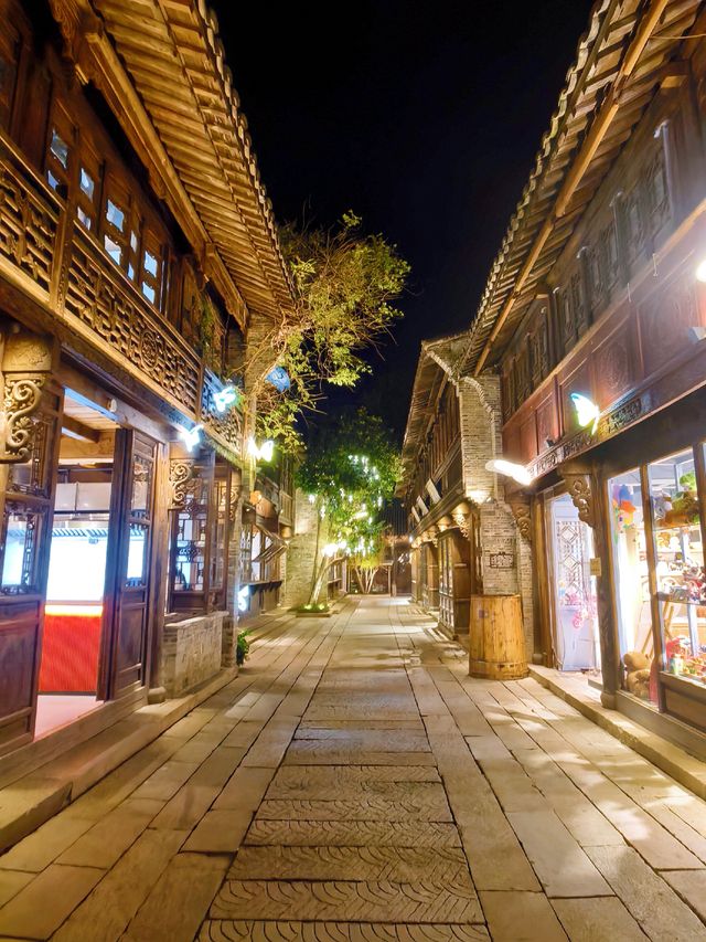 鹽官入夜,一幅被燈火喚醒的古畫 鹽官入夜,一幅被燈火喚醒的古畫