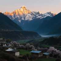 西藏南迦巴瓦峰日照金山，此生必看的人間奇蹟