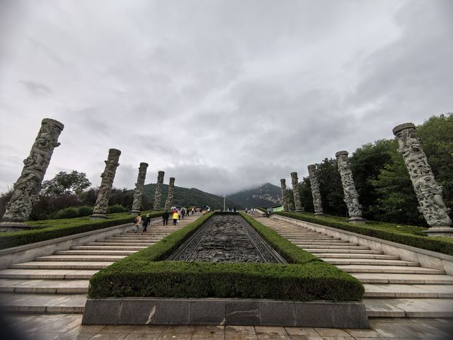 泰安天外村的十二根天工龍柱。