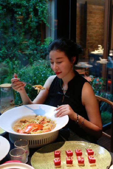 중국식 안뜰에서 보내는 한가로운 순간들: 바람 소리를 들으며 차를 마시는 것; 오붓한 연회는 삶의 궁극적인 즐거움이다.