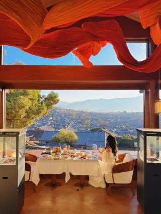 Lijiang's Hidden Moments | A Luxurious Panoramic Tour of the Ancient City Perched on a Mountainside