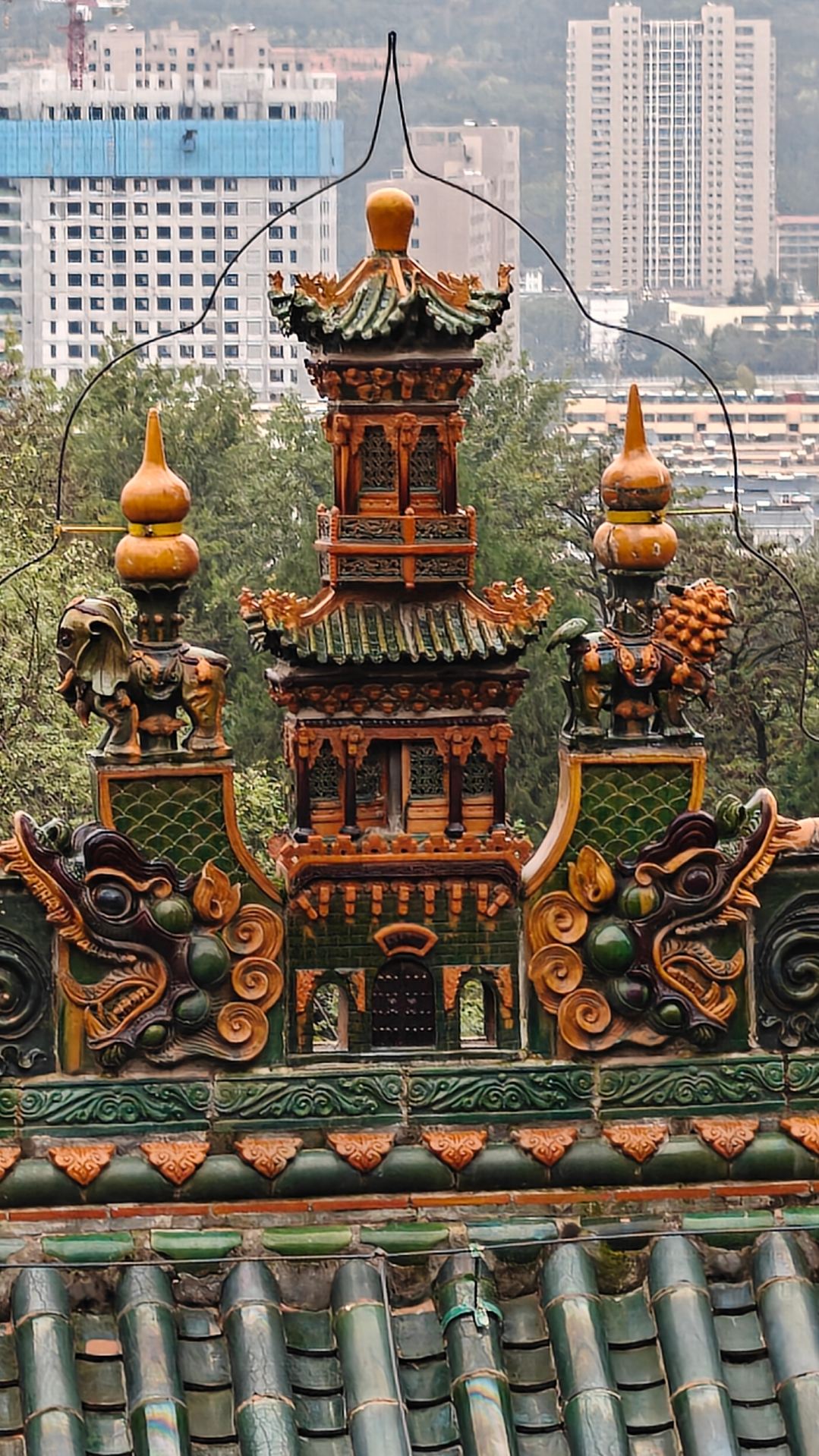 Hướng dẫn viên tham quan đền cổ Tianshui