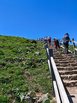 東靈山行山 | 越過平台直入雲端，一段棧道盡覽三重山河