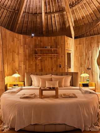 Hotel terbaru dan menakjubkan di Ubud! Kolam renang di tengah hutan bambu + ditemani kucing untuk penyembuhan maksimal.