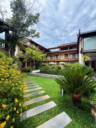 Menginap di Homestay Viral ala Acara TV Youth Periplous! 🏨