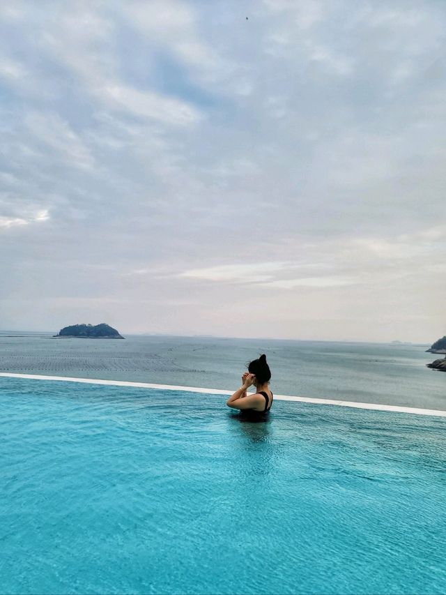낮부터 밤까지 지중해감성 느끼며 온수풀 즐기기🌊